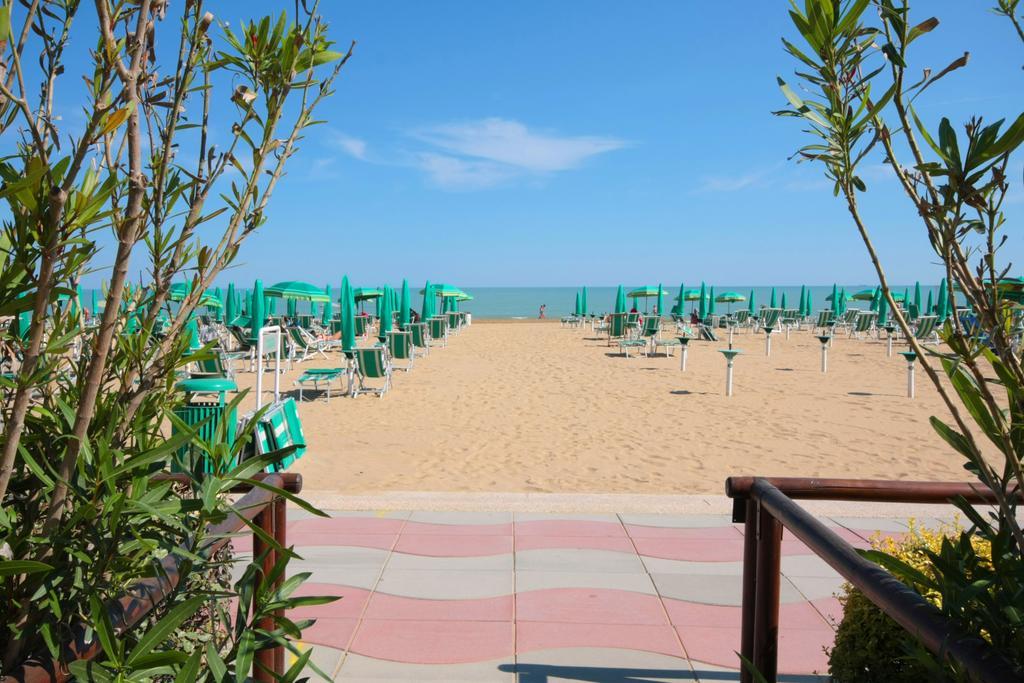 Hotel Janeiro Frontemare Lido di Jesolo Exterior photo